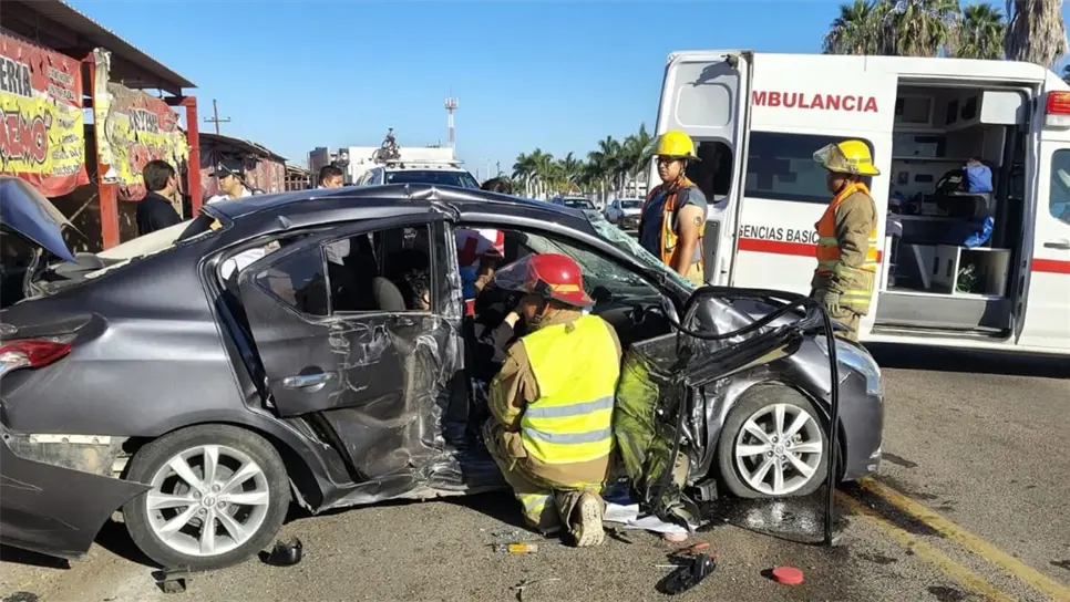 Joven estudiante queda prensado en su vehículo tras fuerte choque frente al Tecnológico de Guasave