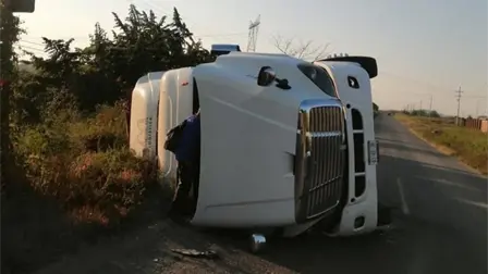 Por esquivar auto, chofer de tráiler vuelca su unidad en carretera por La Tuna en Mazatlán