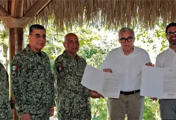 Rocha Moya entrega al general Briseño el título de propiedad del cuartel militar en Badiraguato