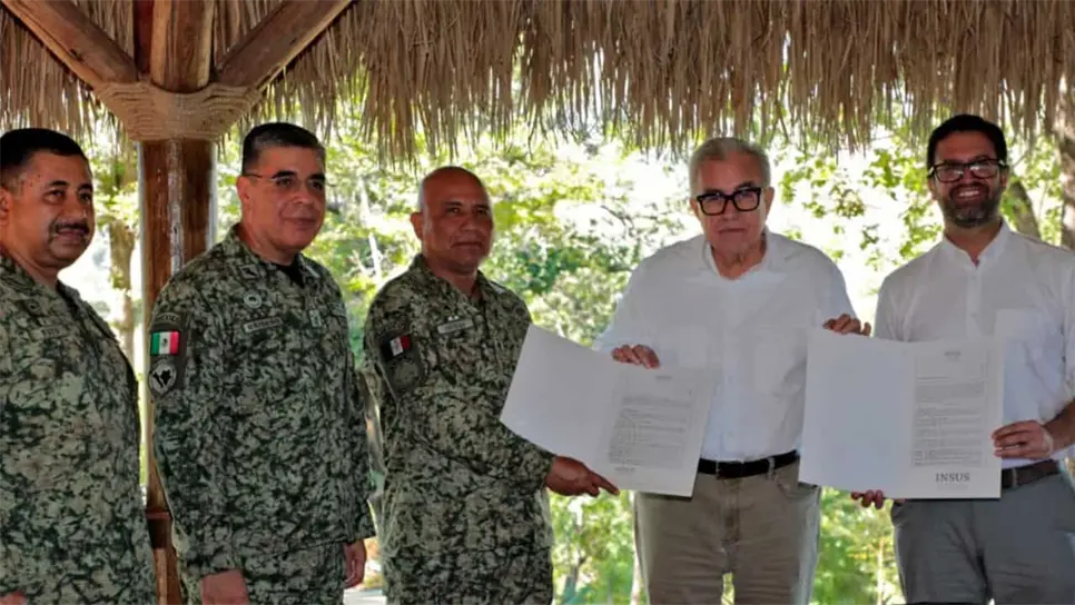 Rocha Moya entrega al general Briseño el título de propiedad del cuartel militar en Badiraguato