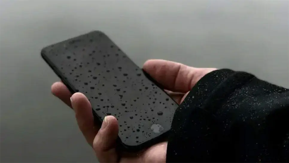 Expertos en los celulares de las grandes marcas como Samsung o Apple, han señalado que actuar con rapidez es fundamental para  evitar daños severos en los circuitos internos del dispositivo