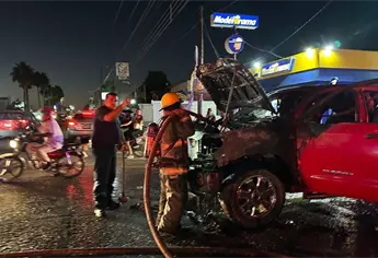 Camioneta se incendia en plena calle al suroriente de Los Mochis; las llamas casi la consumen por completo