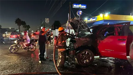 Camioneta se incendia en plena calle al suroriente de Los Mochis; las llamas casi la consumen por completo
