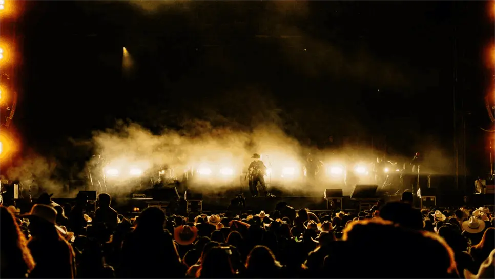El cantante continúa presentándose a pesar de las agresiones que ha sufrido. (FOTO: Facebook Alfredo Olivas).