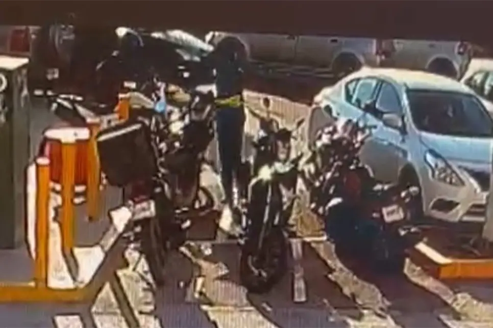 ¡Así de fácil! Con total impunidad se roban motocicleta de plaza comercial en Mazatlán