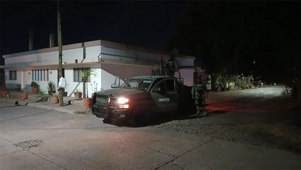 Elementos de los tres niveles de gobierno acudieron a la sindicatura para controlar la situación y durante los recorridos se encontraron a Ángel con heridas de bala en el cuerpo