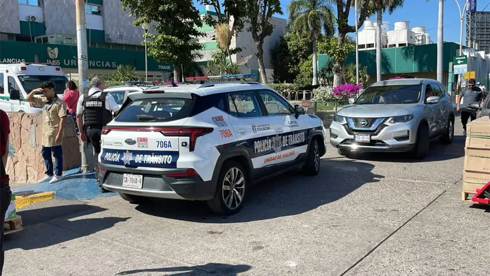 FOTO: Las corporaciones de seguridad llegaron  al lugar de los hechos, mientras que el elemento herido fue trasladado al hospital para recibir atención médica.