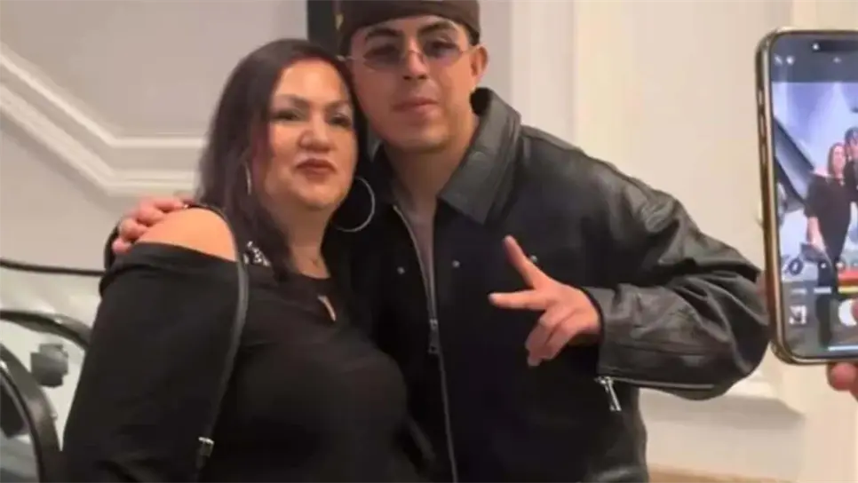 Oscar Maydon al escuchar las palabras de su seguidora, este detuvo su marcha y se tomó la foto con ella sin decir ninguna palabra