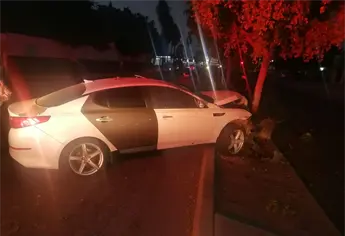 Conductor se estampa contra un árbol frente a seguridad Pública de Ahome