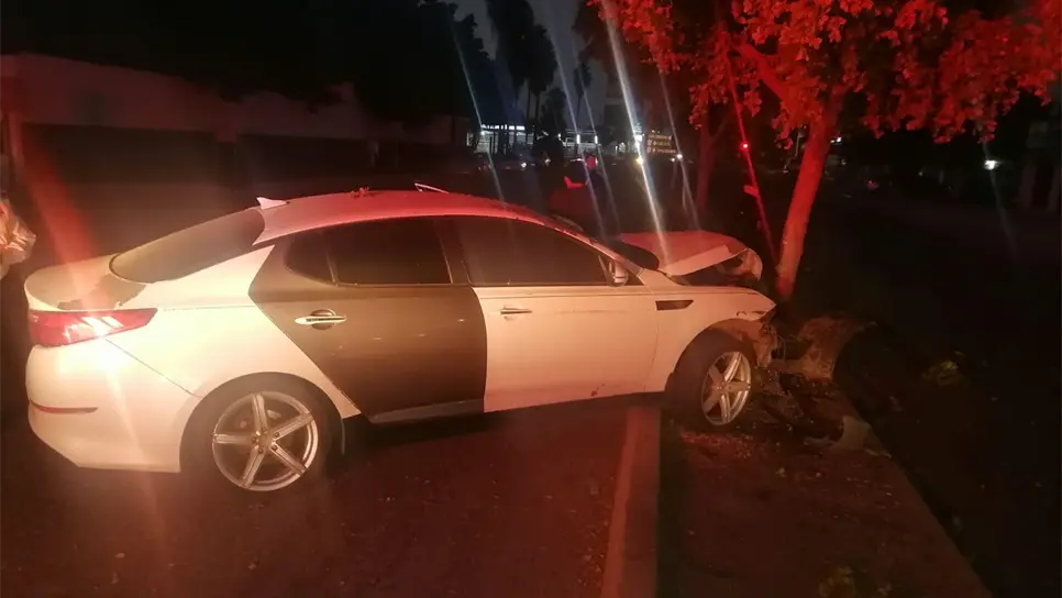 En estas condiciones terminó el vehículo frente a Seguridad Pública. (FOTO: Cortesía).