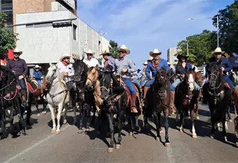 Entre música de banda y pisadas de caballo se celebra la Cabalgata de la Feria Ganadera Culiacán 2025
