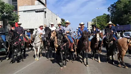 Entre música de banda y pisadas de caballo se celebra la Cabalgata de la Feria Ganadera Culiacán 2025