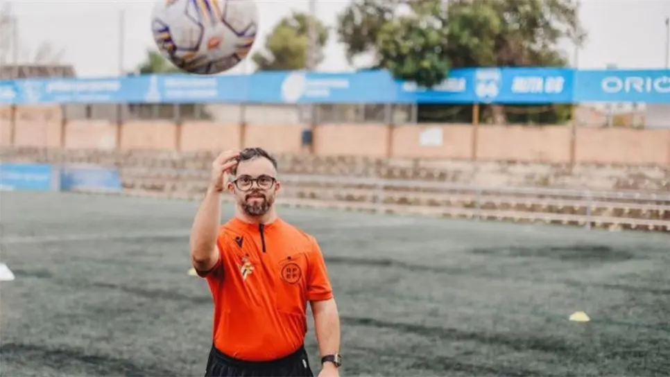 Dani Alcaraz se encuentra siendo la sensación en toda España, debido que es el primero en ser silbante con Síndrome de Down, donde su historia ha logrado romper barreras y ser una verdadera inspiración para miles de personas