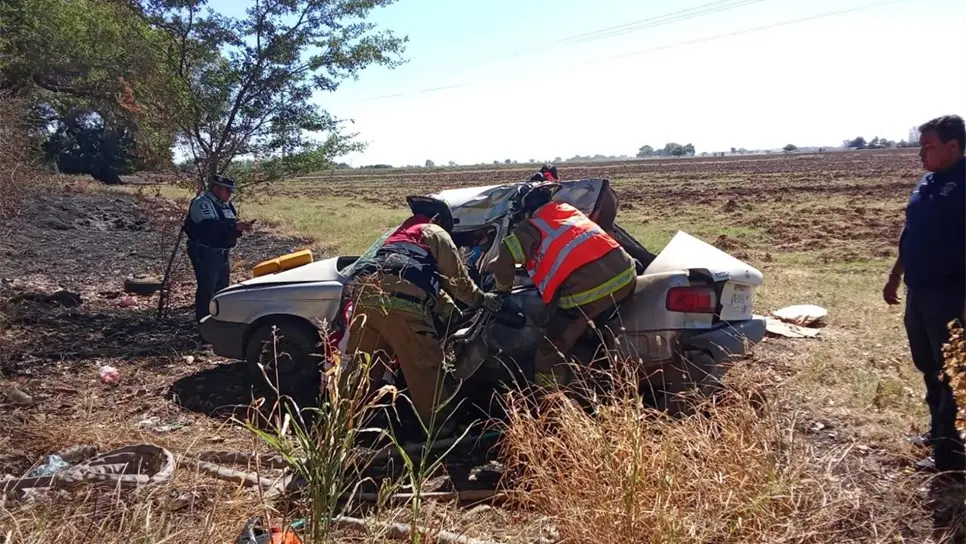 Momento en el que elementos de Bomberos intentan sacar al conductor del vehículo. (FOTO: Cortesía).