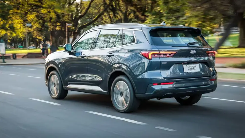 La Territory Híbrida puede recorrer hasta 1.200 km con un tanque, lo cual marca un punto fuerte frente a versiones convencionales. La batería es de tecnología NCM (Níquel-Cobalto-Manganeso), con una capacidad de 1,8 kWh