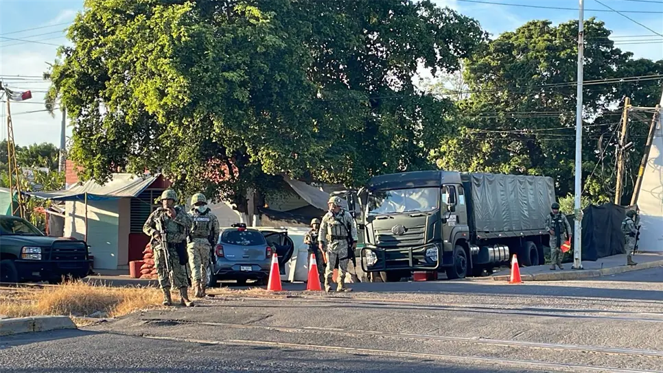 El vehículo en el que viajaba la víctima terminó completamente baleado. (FOTO: Ángel Beltrán).