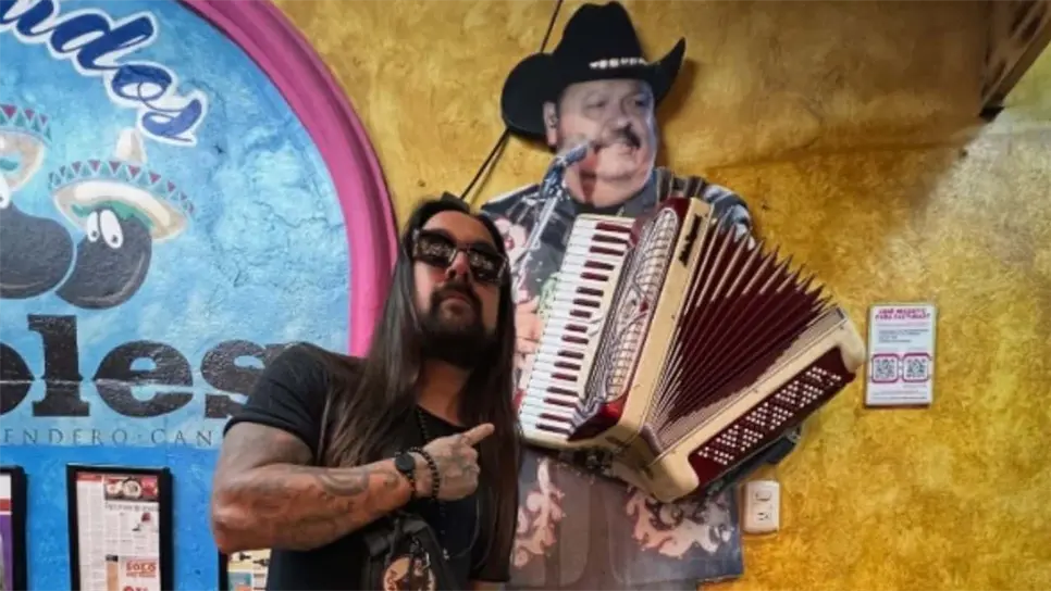 El baterista Art Cruz el cual tiene raíces mexicanas, se quedó con el público agradeciendo su pasión en el concierto, donde además este portaba un jorongo con el calendario azteca