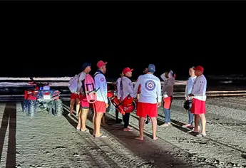 Se hunde yate en playas de Mazatlán; hay 9 personas rescatadas