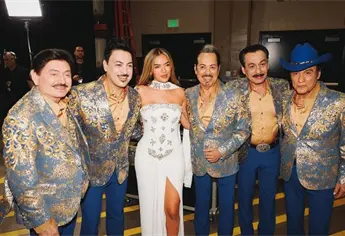 Los Tigres del Norte enamoran a Karol G en los Latin Grammy | VIDEO