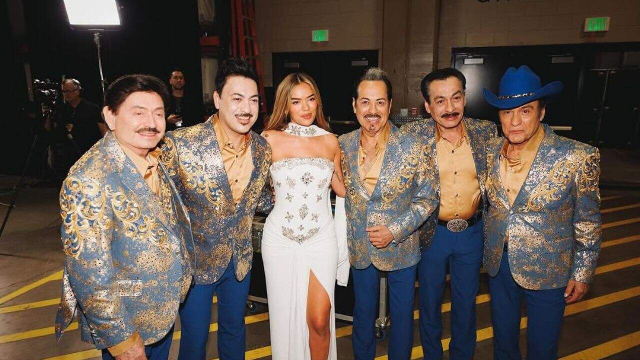 Los Tigres del Norte enamoran a Karol G en los Latin Grammy | VIDEO