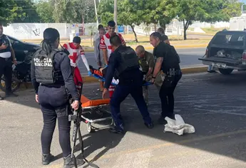 Mujer choca en su motocicleta y sale proyectada en el Distribuidor Vial Humaya, al norte de Culiacán