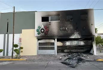 Sujetos armados incendian un colegio y un automóvil en la Col. Guadalupe en Culiacán
