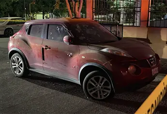 Sujetos armados atacan a balazos una camioneta en la colonia Agustina Ramírez, en Culiacán