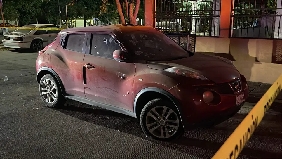 El vehículo presentó decenas de impactos de bala. (FOTO: Ángel Beltrán).