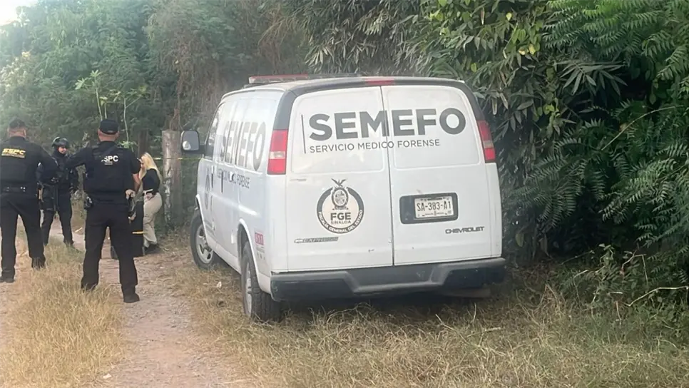 Al lugar acudieron los agentes de la Fiscalía del Estado de Sinaloa para realizar las diligencias de ley y trasladar el cuerpo al anfiteatro