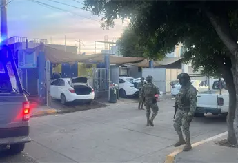 Balacera en un lavado de autos deja un herido y tres vehículos dañados, en Culiacán
