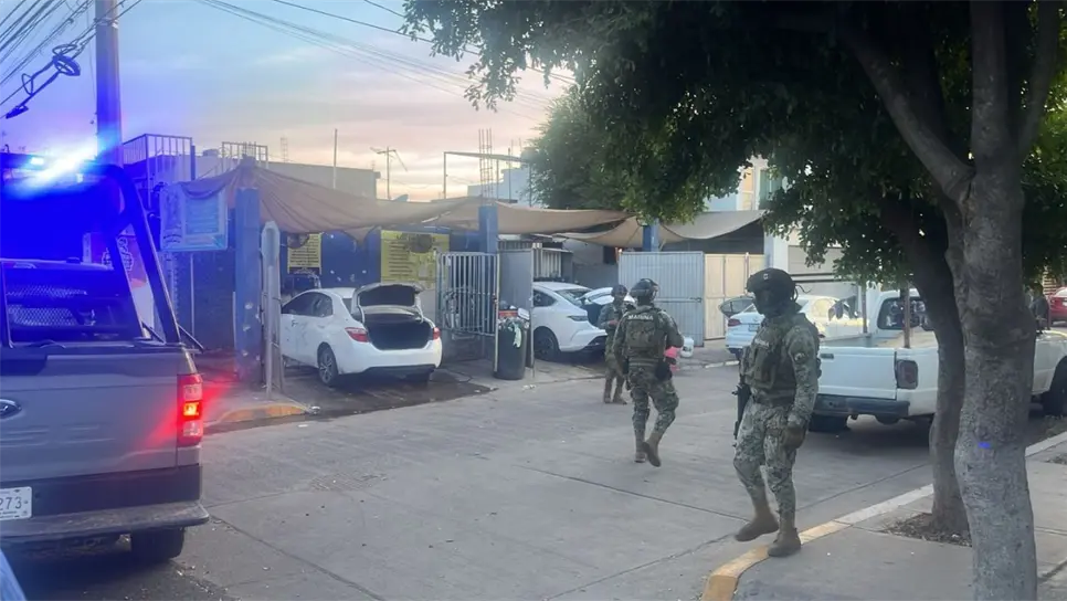 Al llegar las autoridades observaron que había tres carros baleados y que el lugar estaba solo