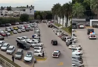 Captan persecución entre elementos de tránsito y jóvenes en universidad privada de Los Mochis