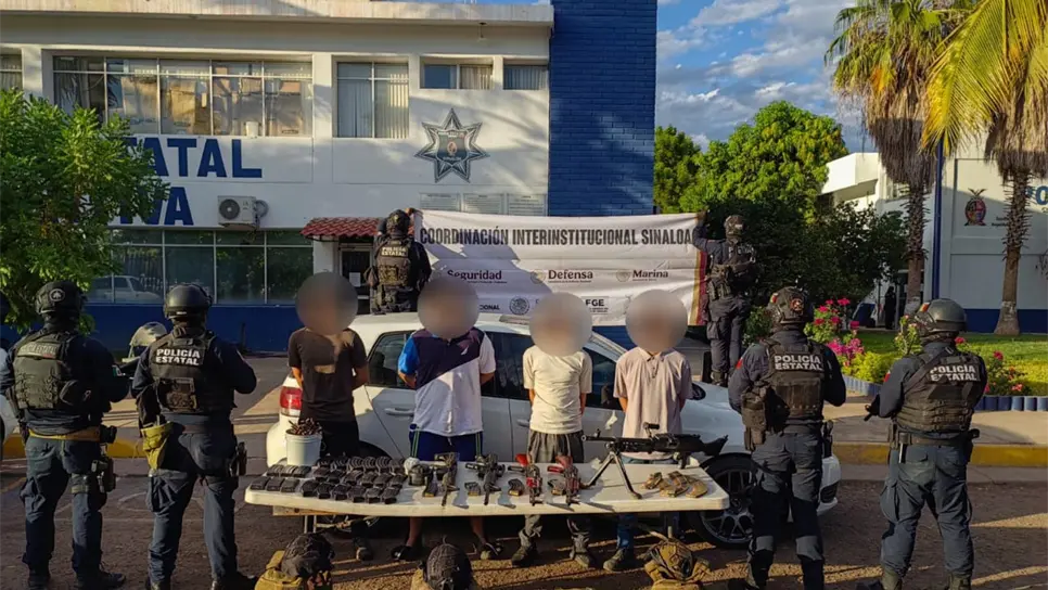 Los detenidos y el arsenal asegurado. (FOTO: Cortesía).