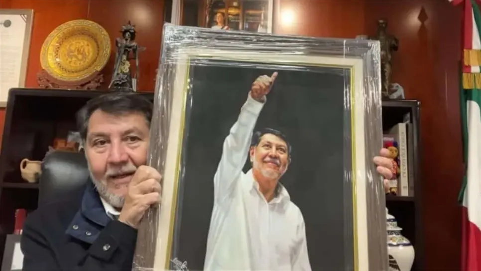 En la pintura, el legislador aparece ataviado con una camisa blanca, y su mano izquierda se encuentra levantada con el dedo pulgar hacia arriba, un gesto que utiliza frecuentemente