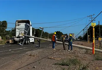 Tractocamión derriba postes y deja sin luz la zona rumbo al Campo 35 tras engancharse en cables