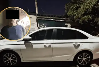 Autoridades arrestan a un sujeto con una pistola tipo réplica y dos carros robados