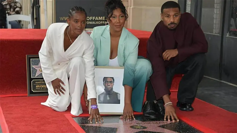 Letitia Wright, Simone Ledward-Boseman y Michael B. Jordan posan juntos con la nueva estrella de Chadwick Boseman en el Paseo de la Fama de Hollywood