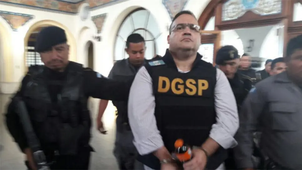 El exgobernador de Veracruz Javier Duarte vio como sus aspiraciones se fueron por la borda, luego de que el personal de la Fiscalía General de la República (FGR) presentó evidencias de su mala conducta durante su estancia en prisión