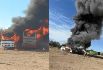 Fuego consume dos autobuses de turismo en la carretera México 15; habían llegado al estacionamiento de un restaurante en Guasave