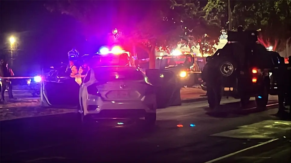 El automóvil en el que viajaba se impactó contra el camellón central. (FOTO: Luis Ramírez).