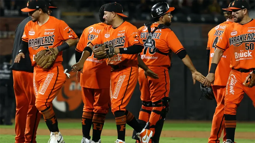 El revés fue para Charlie Hasty (2-1), castigado con tres carreras en una entrada y un tercio. Daniel de la Fuente abrió por Tucson con cinco entradas sólidas de una carrera sucia, seguido por Valle, Hasty, Mares y Soria