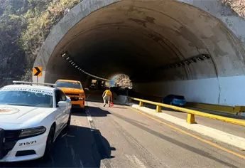 Cierre total en la Mazatlán–Durango tras volcadura e incendio de tractocamión