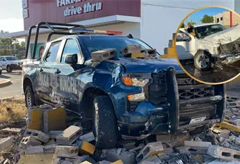 Dos policías municipales y un civil resultan lesionados en choque de patrulla en Villas del Río, en Culiacán