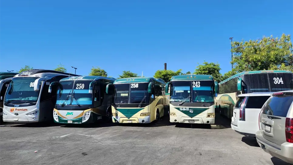 La empresa mantendrá la flotilla detenida hasta nuevo aviso. (FOTO: Osmar Zavala).