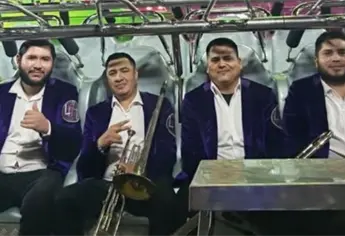 Banda sinaloense ofrece concierto arriba de un juego mecánico en una feria | VIDEO