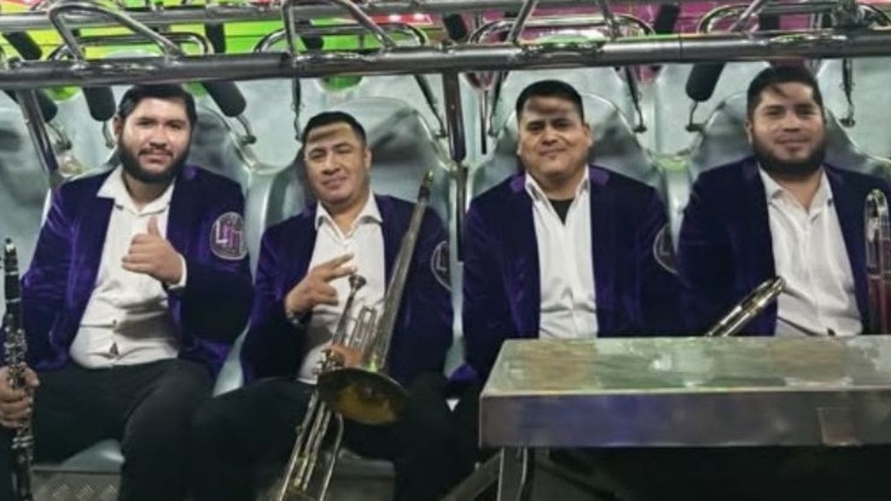 Banda sinaloense ofrece concierto arriba de un juego mecánico en una feria | VIDEO