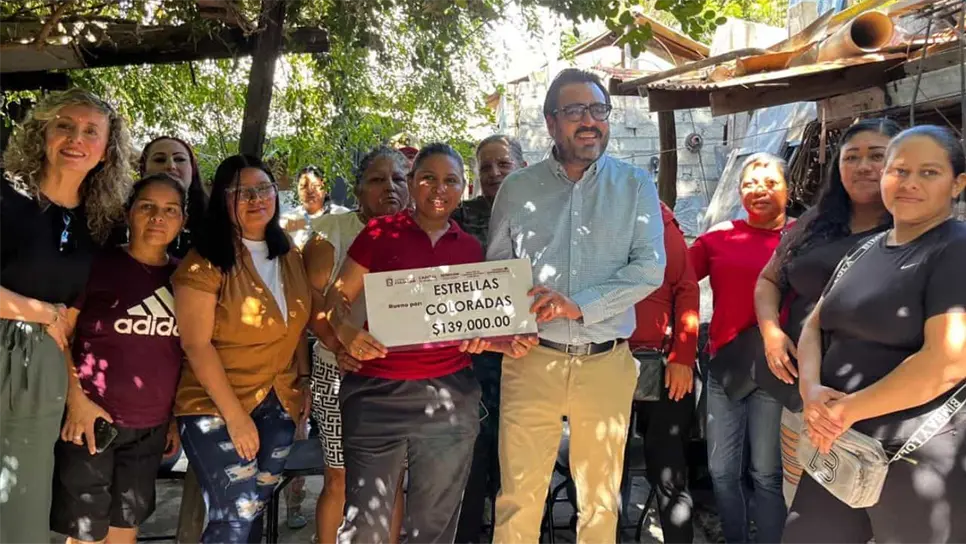 Gámez Mendívil entrega apoyo a mujeres emprendedoras en la colonia Las Coloradas, Culiacán