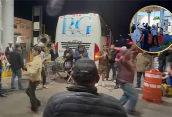 Banda RG queda atrapada en bloqueo en Cuatro Caminos y pone a bailar a productores