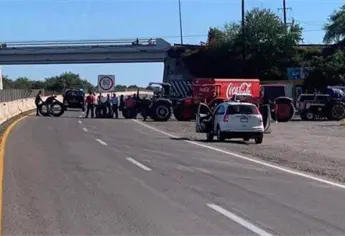 ¡Con llantas y tractores! Agricultores de Elota bloquean la Mazatlán-Culiacán por paro nacional