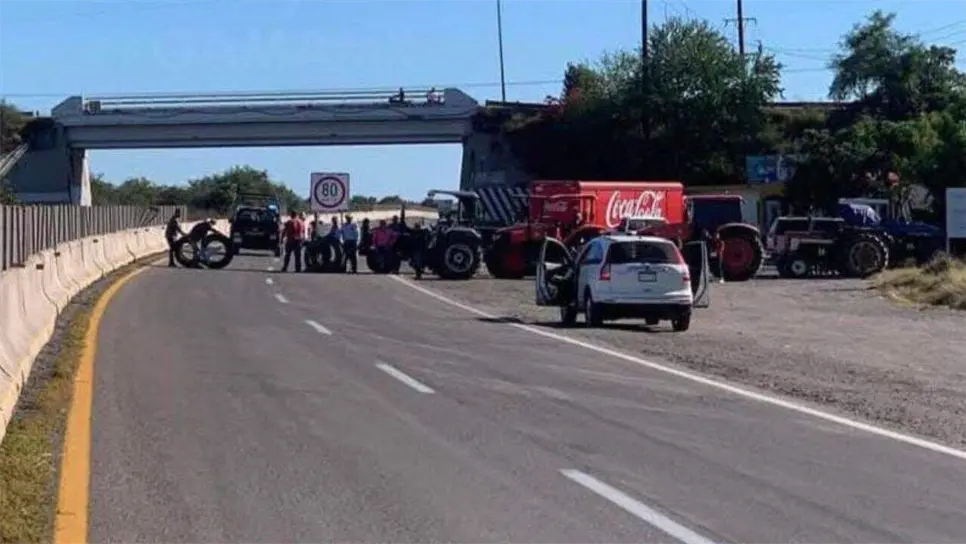 ¡Con llantas y tractores! Agricultores de Elota bloquean la Mazatlán-Culiacán por paro nacional